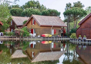 Charming wooden chalet on the water, 100 meters from the lake and 10km from the ocean