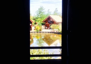 Charming wooden chalet on the water, 100 meters from the lake and 10km from the ocean