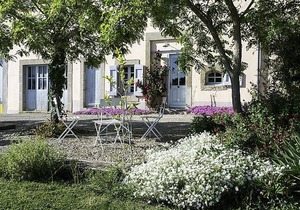 Cottage for 4 people at Domaine de la Forçate with swimming pool in the park.