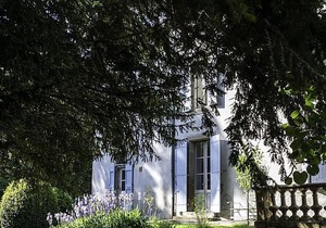 Cottage for 6 people at Domaine de la Forçate with swimming pool in the park.