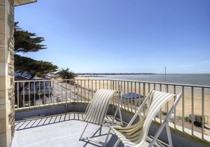 Cottage in Tharon: 2 bedrooms, terrace, parking, near the sea