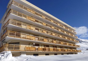 Cozy 1BR Apartment for 6 with Balcony, Parking, and Ski-In/Ski-Out Access - L'Alpe d'Huez