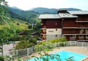 Cozy Duplex with Pool, Sleeps 4-5, Central Arêches-Beaufort, 50m from Shops and Slopes