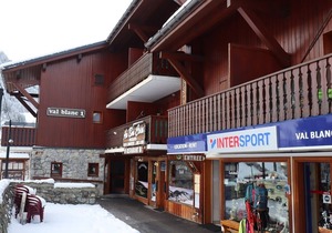 Cozy Duplex with Pool, Sleeps 4-5, Central Arêches-Beaufort, 50m from Shops and Slopes