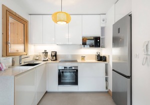 Cozy Apartment Near Ski Lifts, New Residence, Garage, Sleeps 8