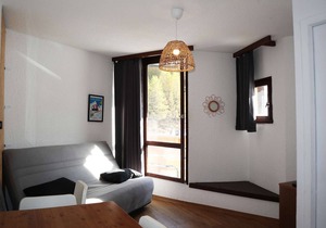 Cozy studio for 4, ski-in/ski-out, south-facing balcony, central location