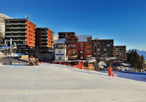 Cozy Studio for 4 with Balcony and Mountain Views, Ski-In/Ski-Out