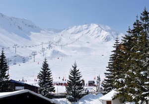 Cozy Studio for 4 with Balcony and Mountain Views, Ski-In/Ski-Out