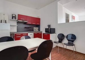 Downtown Apartment Near Beach - Modern Decor, Family-Friendly