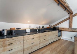 Family Chalet with Sauna, Spa, and Fireplace for 12 – Pet Friendly