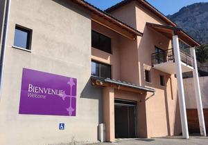 Jausiers: Cozy 2BR apt, indoor pool, terrace, garage - near ski, hiking & more!