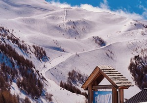 Lovely studio at the foot of the slopes with heated pool.