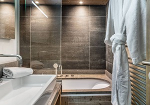 Luxury Central Apartment with Ski Access & Stunning Views