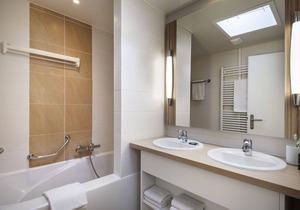 Nice apartment in villa for 4 people with pool, WIFI, hot tub, TV, terrace and parking