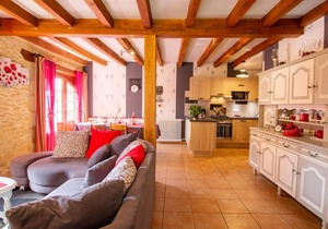 Perfect Family Getaway: 3BR Home with WiFi, Garden, BBQ, Baby Gear, Nearby Historic Villages