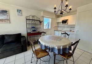 Quiberon Center 3-Room Apartment, 48m², 20m from Beach, Pet Friendly, Parking, Loggia
