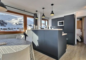 Renovated apartment with large balcony and ski lockers, close to shops and slopes