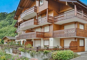 Spacious 4-Bed Apt, Sleeps 8, South-Facing Balcony, Near Pistes & Shops, Garage, Ski Bus Nearby