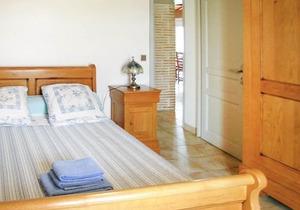 Spacious semi-detached house in the Dordogne.