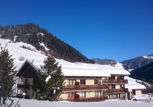 Spacious Ski-In/Ski-Out Apartment for 8 with Parking and Ski Storage