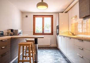 Stunning renovated apt center, 7-10 people, pets allowed
