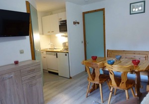 Sunny Apartment for 4 with Balcony, Close to Slopes in Beaufort