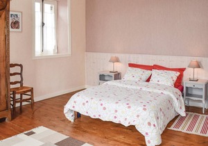 This old house, transformed into a charming vacation accommodation, is located in the center of the