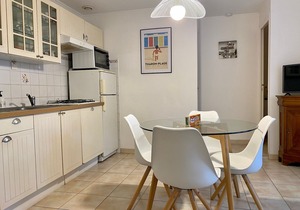Waterfront 2-Bedroom Cottage with Terrace in Saint-Michel-Chef-Chef