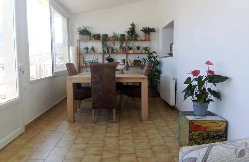 8th Arrondissement House | 100 m² House ∙ 3 bedrooms ∙ 8 guests