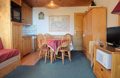 Meribel-Mottaret Apartment | 10m from ski slopes, 1st floor, balcony, ski locker, 33m², Méribel-Mottaret