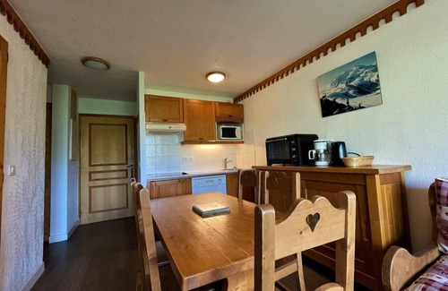 Les Menuires Apartment | 10m from ski slopes, floor -3, balcony, tv, ski locker, 35m², Les Menuires