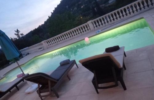 Le Tignet Villa | 150 euros la nuit pour 6 couchages avec pool housse et piscine privée 2 nuits min