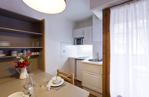 Brides-les-Bains Apartment | 200m from ski lifts, 3rd floor, balcony, parking, tv, ski locker, 25m², Brides Les Bains