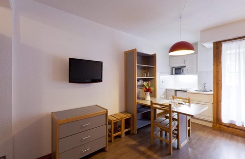 Brides-les-Bains Apartment | 200m from ski lifts, 3rd floor, balcony, parking, tv, ski locker, 25m², Brides Les Bains