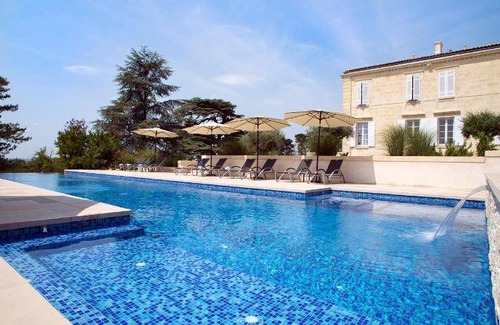 Latresne House | 202 m² House ∙ 4 bedrooms ∙ 13 guests