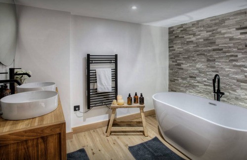 Manigod Ski Chalet | 210 m² Chalet ∙ 4 bedrooms ∙ 12 guests