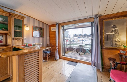 Bassins a Flot Boat Rental | 35 m² Houseboat ∙ 1 bedroom ∙ 2 guests