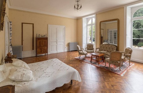 Fontenay-le-Comte Bed & Breakfast | 440 m² Bed and breakfast ∙ 5 bedrooms ∙ 18 guests