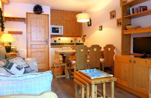 Meribel-Mottaret Apartment | 50m from ski slopes, 1st floor, view limited, balcony, 30m², Méribel-Mottaret
