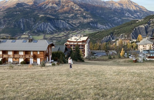 Le Sauze Apartment | Apartment at the foot of the slopes.