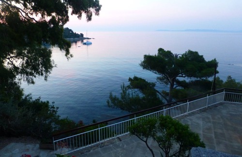 Le Lavandou Villa | Architect-designed villa LES PIEDS DANS L'EAU equipped for 7 people in LAVANDOU
