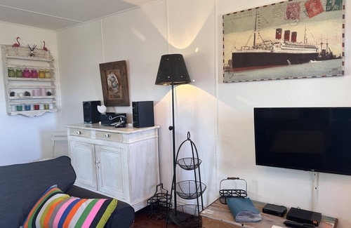 Gruissan Plage Ski Chalet | Authentic and cosy chalet in Gruissan Plage with the Mediterranean 300 m away