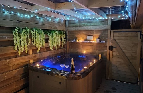 Amaye-sur-Orne Ski Chalet | Chalet with Jacuzzi and wood-burning stove