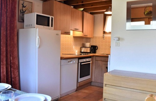 Meribel Ski Chalet | Charming 5-Room Chalet for 8/10 in Méribel – Close to Ski Lifts & Amenities, Pet Friendly