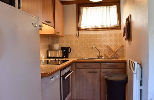 Meribel Ski Chalet | Charming 5-Room Chalet for 8/10 in Méribel – Close to Ski Lifts & Amenities, Pet Friendly