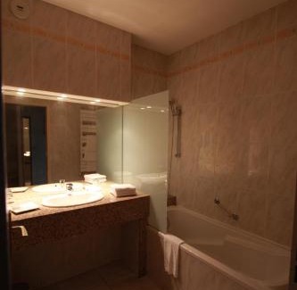 Chasseneuil-du-Poitou Hotel | Chateau du Clos de la Ribaudiere - Teritoria