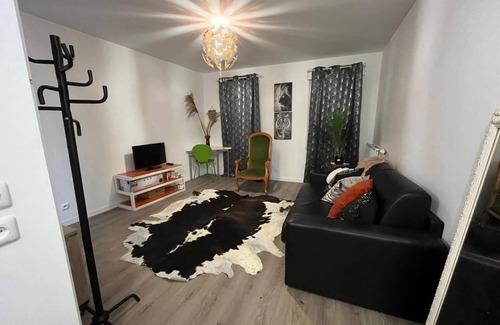 Noisy-le-Sec Apartment | COSY STUDIO 5KM FROM PARIS NEW
