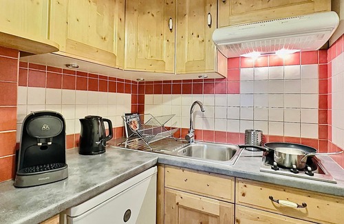 Tignes le Lac Apartment | Cozy 4-Person Apt in Tignes Le Lac - Ski-In/Ski-Out, Close to Amenities