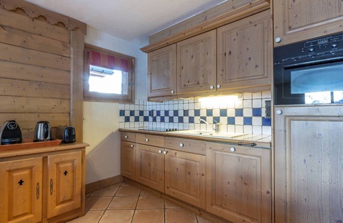 Saint-Martin-de-Belleville Apartment | Cozy apartment with pools and spa, ski-in/ski-out, 8 pers, fireplace, parking, pets allowed