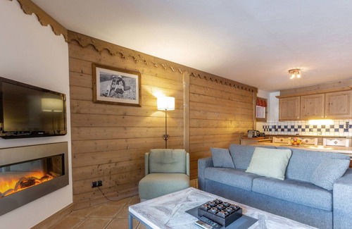 Saint-Martin-de-Belleville Apartment | Cozy apartment with pools and spa, ski-in/ski-out, 8 pers, fireplace, parking, pets allowed
